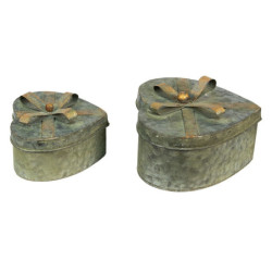 2ks dekorační antik plechové boxy srdce s mašlemi - 24*22*14 / 18*16*11 cm