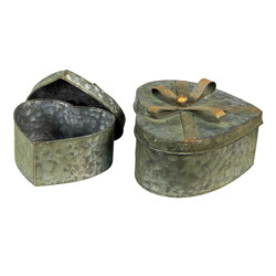 2ks dekorační antik plechové boxy srdce s mašlemi - 24*22*14 / 18*16*11 cm