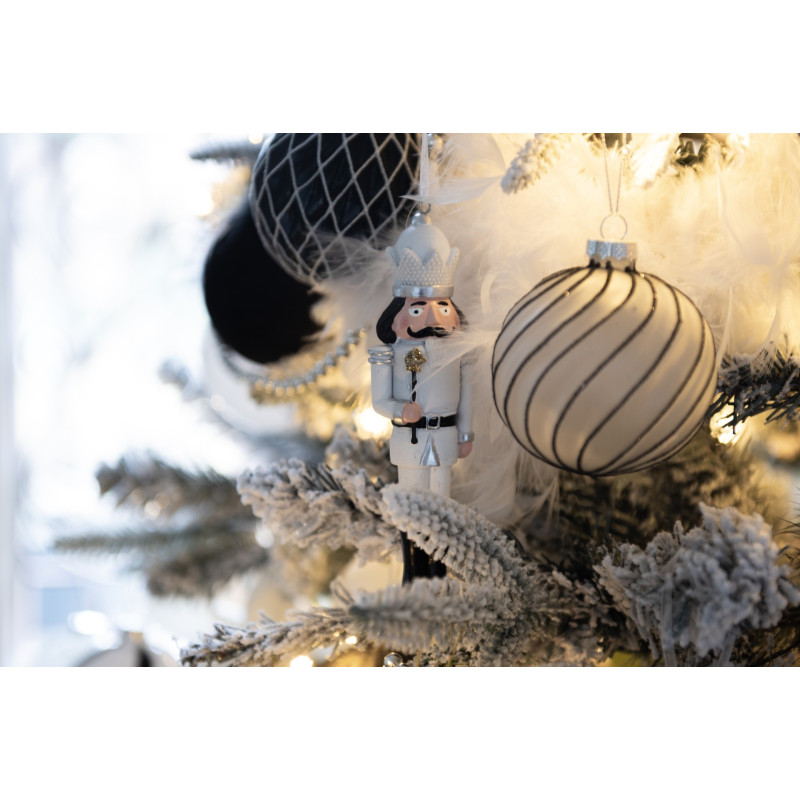 Bílá antik vánoční závěsná dekorace soška Louskáček s hůlkou - 4*2*15 cm