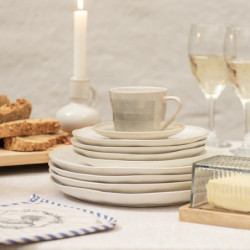 Béžový porcelánový svícen na úzkou svíčku Chrie - 12*10*14 cm
