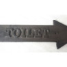 Litinová cedule nástěnná šipka Toilet - 29*10*1 cm
