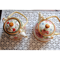 Porcelánová konvička se sítkem a květy - Ø 14*14 cm / 0,7L