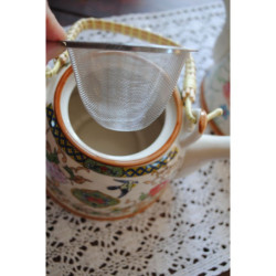 Porcelánová konvička se sítkem a květy - Ø 14*14 cm / 0,7L