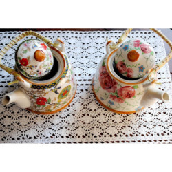 Porcelánová konvička se sítkem a květy - Ø 14*14 cm / 0,7L