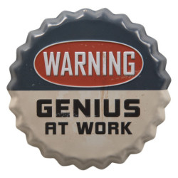 Barevná kulatá cedule  WARNING GENIUS AT WORK s úmyslným odřením - 13*2 cm