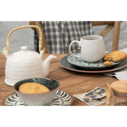 Bílá porcelánová konvička se sítkem na čaj - 18*14*12 cm / 0,8L
