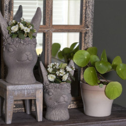 Šedý květináč v designu zaječí slečny s květinami - 13*13*21 cm