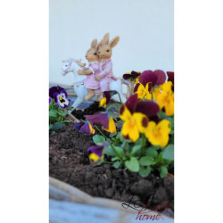 Dekorace králičího páru na houpacím koníkovi - 13*4*14 cm