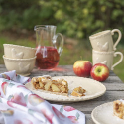 Béžový keramický jídelní talíř s dekorem slepičky Chicken Rustic - Ø 26cm