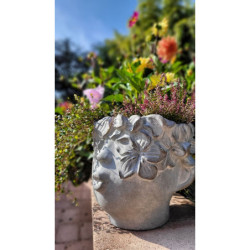 Květináč v designu hlavy s květinovým věncem Tete - 30*27*26 cm